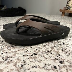 Brand new Oofos flip flops